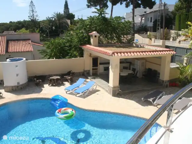 Villa Médina - Moraira | Espagne, Costa Blanca, Moraira - villa La piscine et la cuisine extérieure avec barbecue vue depuis la terrasse supérieure.