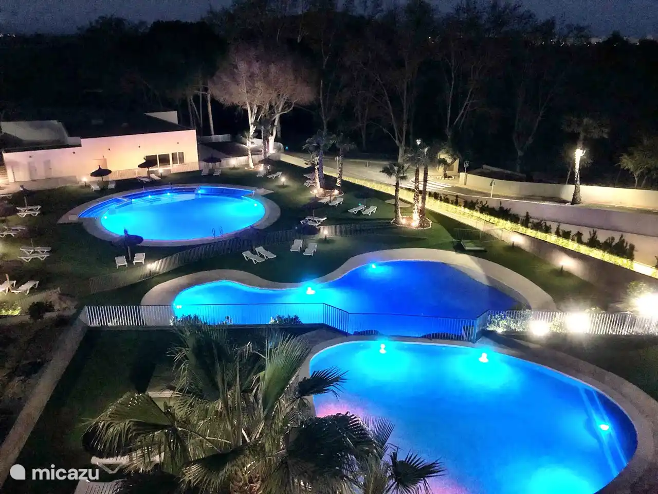 Piscina por la tarde