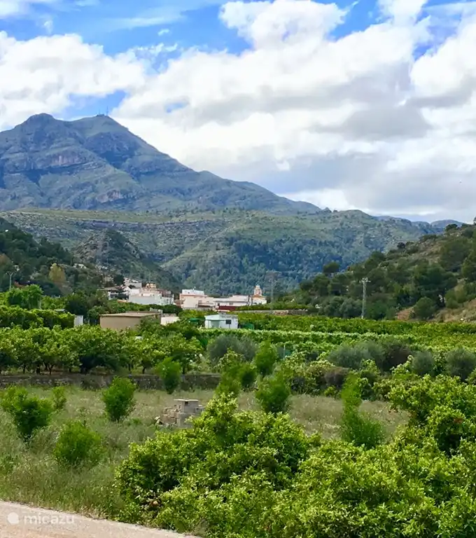 Foto de la entrada del resort, dirección al pueblo de Xeresa, que se encuentra a 2 km y donde se puede ir andando o en bicicleta para comprar pan fresco de la panadería