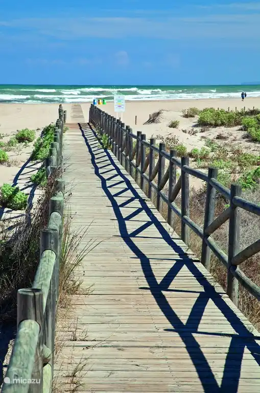 Entrada a la playa en las dunas. Entre Gandia y Xeraco tienes una playa tranquila bordeando un parque natural. (Nos vemos tumbados desde la terraza de Casa Mas)