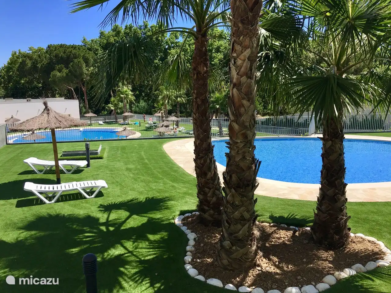 La piscina (3 piscinas) con hamacas, sombrillas, duchas, jacuzzis y una verdadera cascada. Nunca está muy ocupado, por lo que siempre hay espacio.