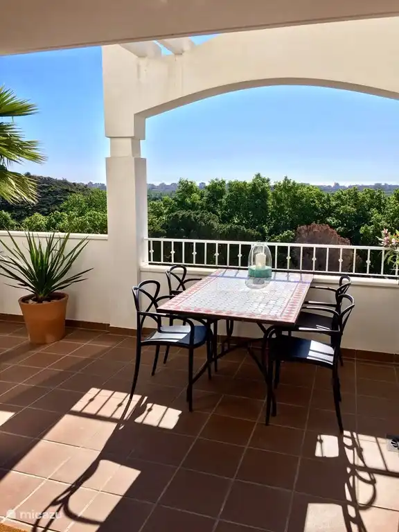 Mesa de comedor en terraza