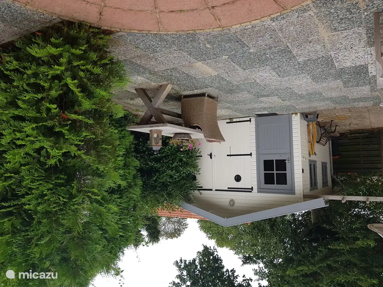 Grand hangar pour ranger et recharger les vélos