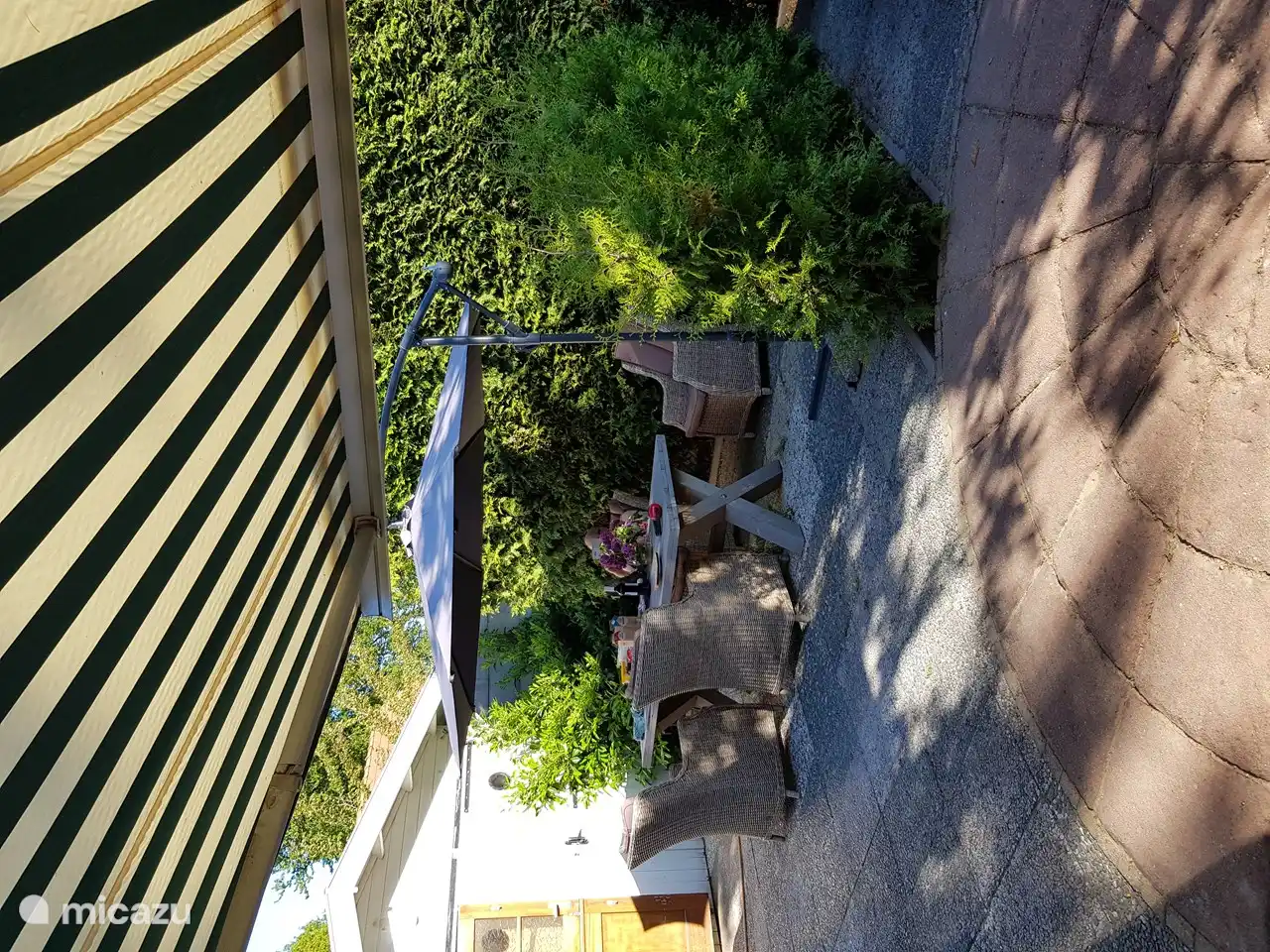 Manger dehors sur la terrasse