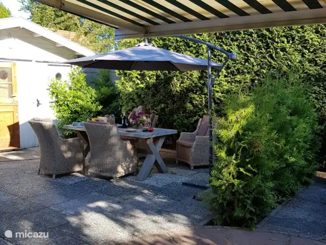 chalet huren in Nederland, Gelderland, Putten –  De Blauwe Reiger Buiten eten op het terras