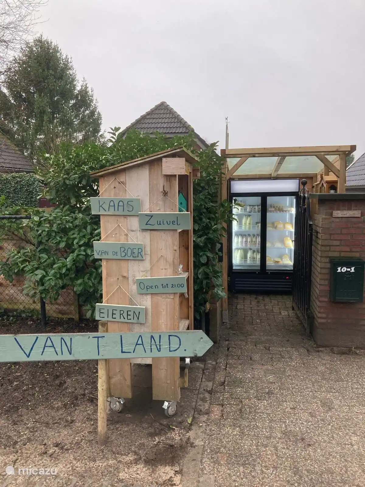 Des produits laitiers frais sont vendus à l'entrée du parc 