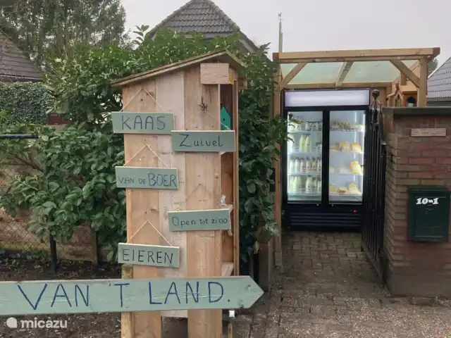 chalet huren in Nederland, Gelderland, Putten –  De Blauwe Reiger Bij de ingang van het park verkoop van verse zuivel
