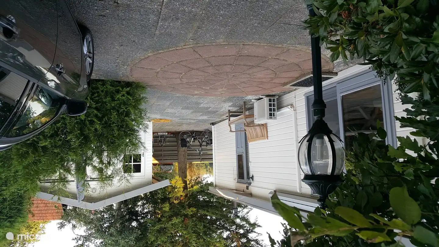 Chalet d'entrée avec garage-cabanon et allée pour 2 voitures.