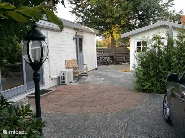 chalet huren in Nederland, Gelderland, Putten –  De Blauwe Reiger Ingang Chalet met  garage-schuur en oprit voor 2 auto,s .