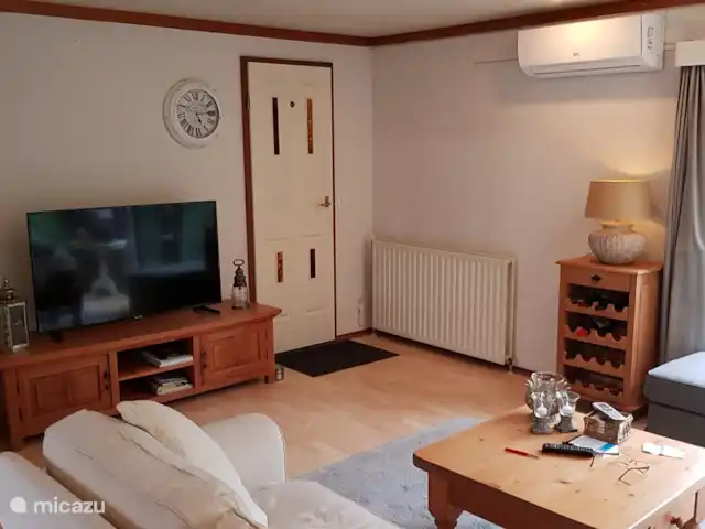 chalet huren in Nederland, Gelderland, Putten –  De Blauwe Reiger Woonkamer met grote Smart  tv en airco.