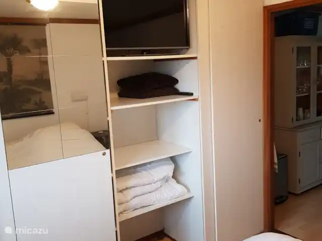 chalet huren in Nederland, Gelderland, Putten –  De Blauwe Reiger Ruime slaapkamer met tv.