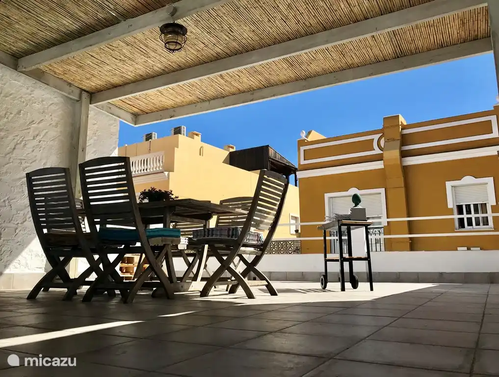 On the roof terrace (50 m2) is an outdoor kitchen, BBQ and dinner table for 6 people. There is a pergola that half protects the terrace, so you can sit in the sun and shade.