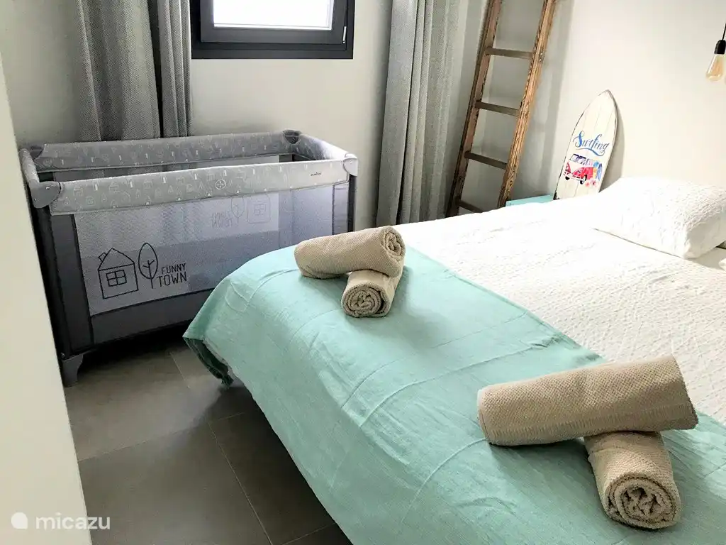 2 camp beds incl sheets 