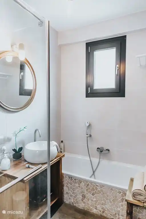 Seperate bath and Walk-in Rain shower