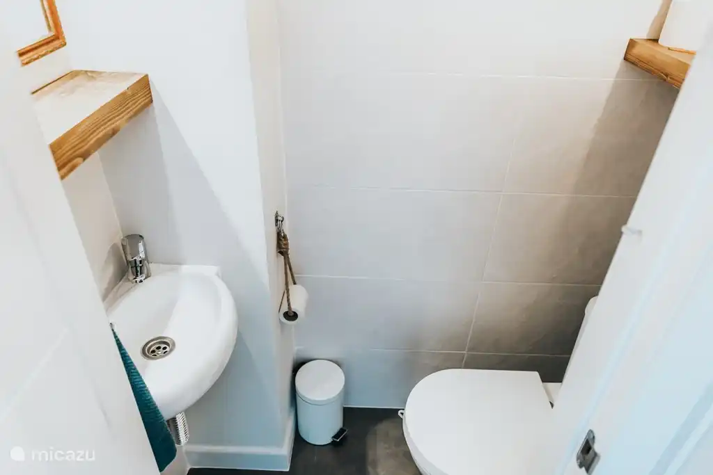 The toilet (separate / private)