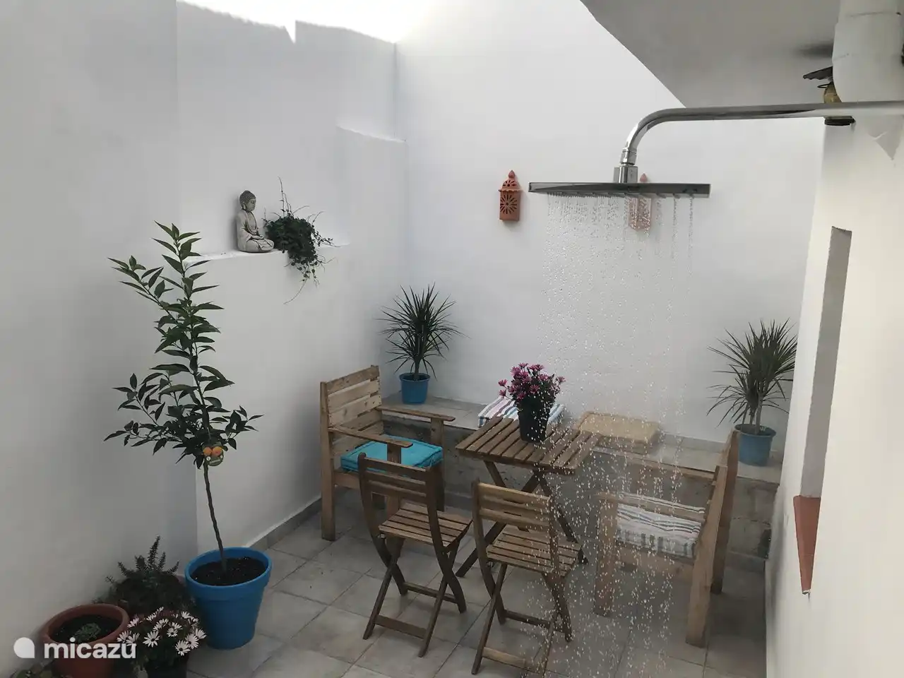 Outdoor shower: hot and cold water