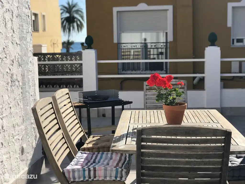 On the roof terrace (50 m2) is an outdoor kitchen, BBQ and dinner table for 6 people. There is a pergola that half protects the terrace, so you can sit in the sun and shade.