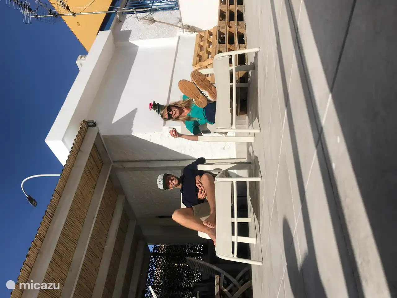 On the roofterrace: you can enjoy the sun on the sunbeds.