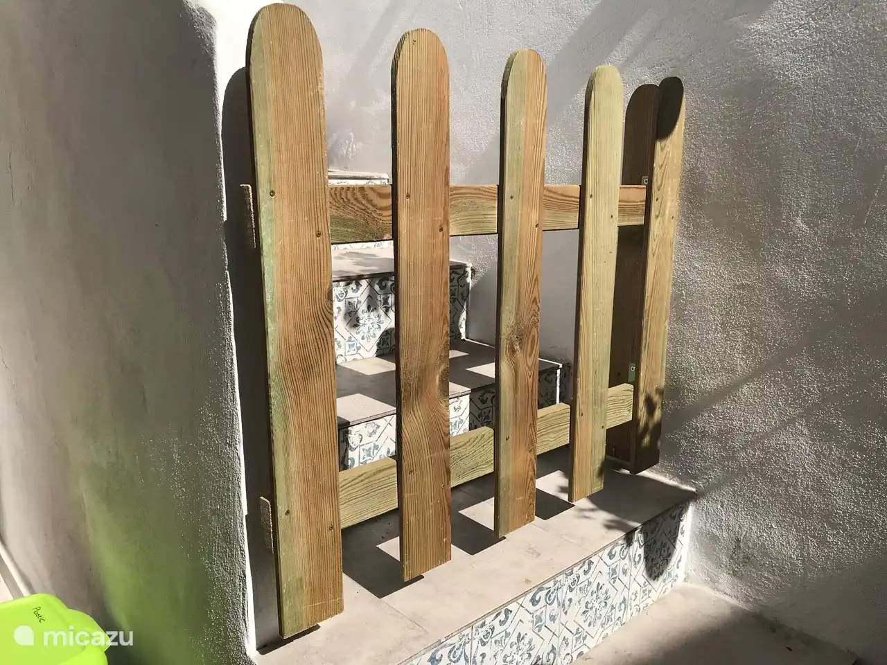 Bescherm poort van patio (Spaanse benedentuin) naar dakterras