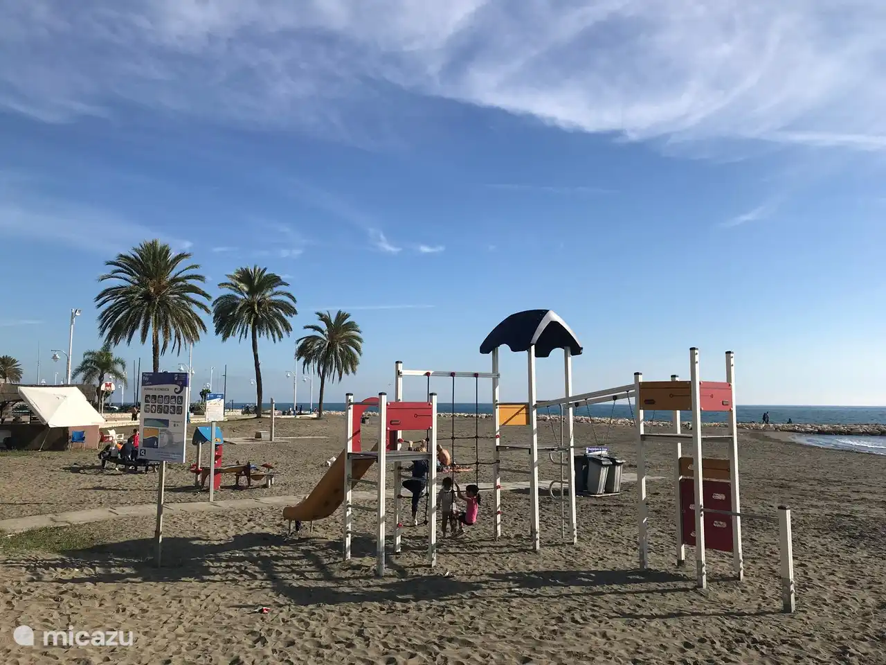 In het huis hebben we speelgoed, als schepjes en een bal, maar ook buitens huis is er genoeg voor de kinderen.