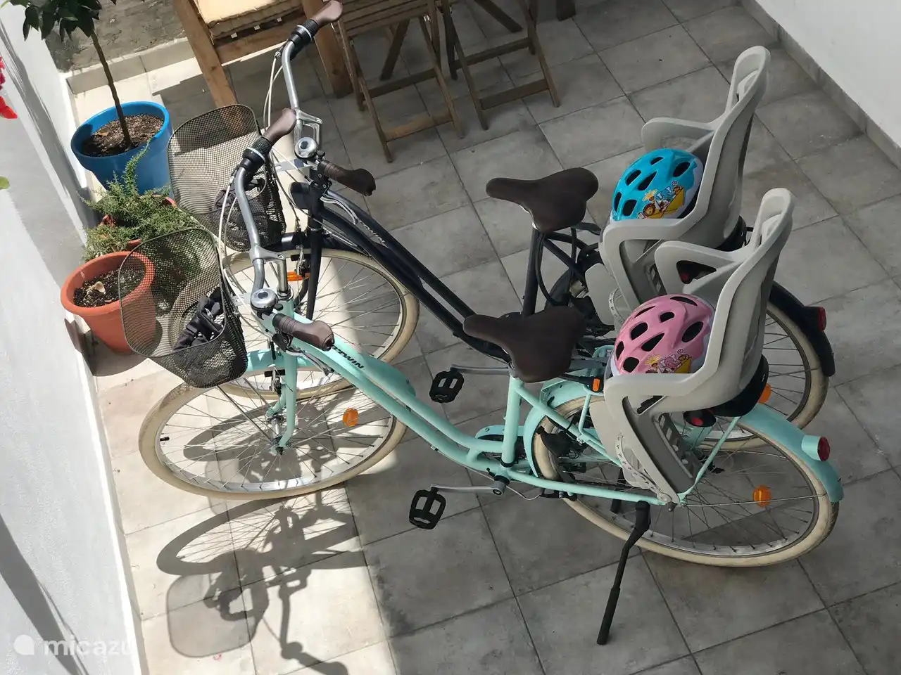 Two bikes available with two baby seats