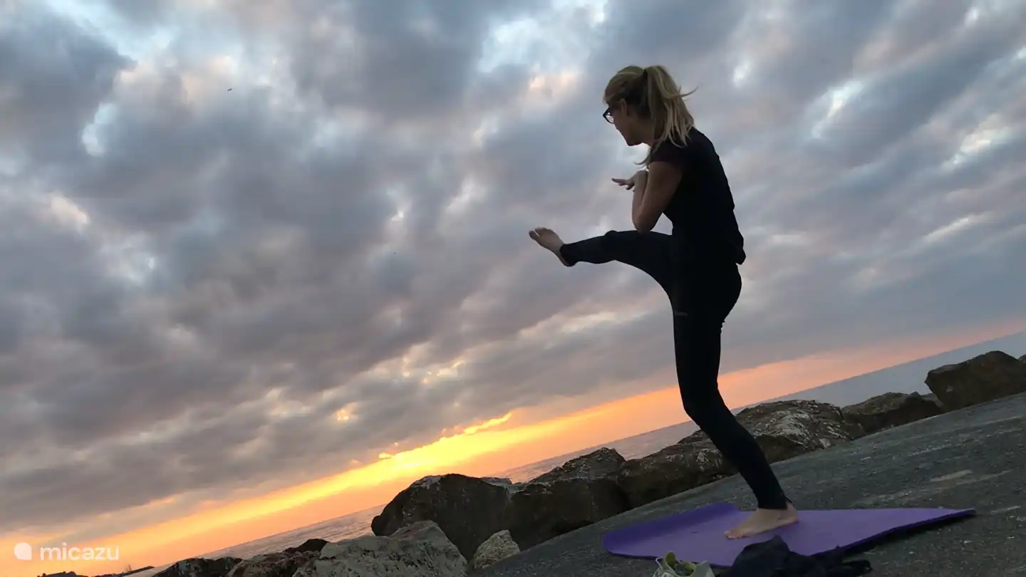 Yoga kun je in het huis doen, maar op de rotsen in El Palo raad Nicole je ook aan, met zonsopgang.