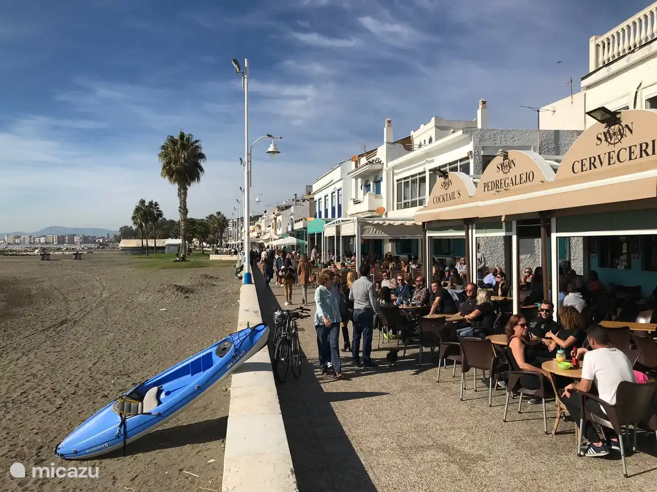 Gezellige Spaanse drukte op de boulevard. Hier geen friet van piet ;-) 