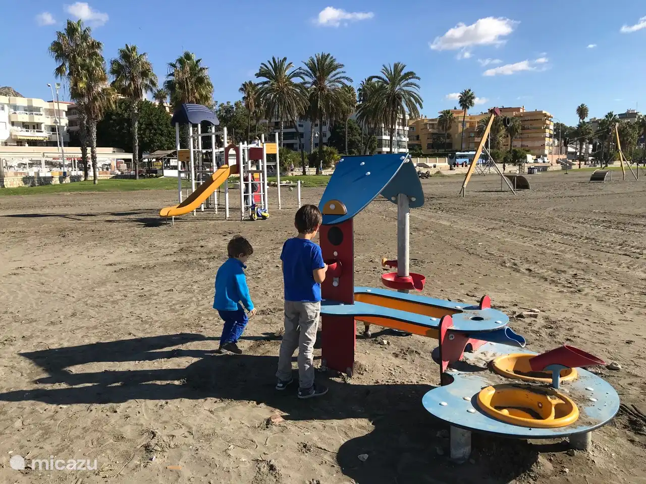 Op het strand zijn genoeg speeltoestellen te vinden voor kinderen. Op 2 minuten loopafstand.