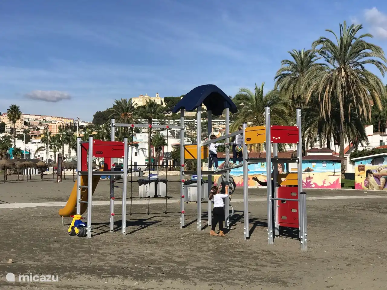 Speeltoestellen op het strand