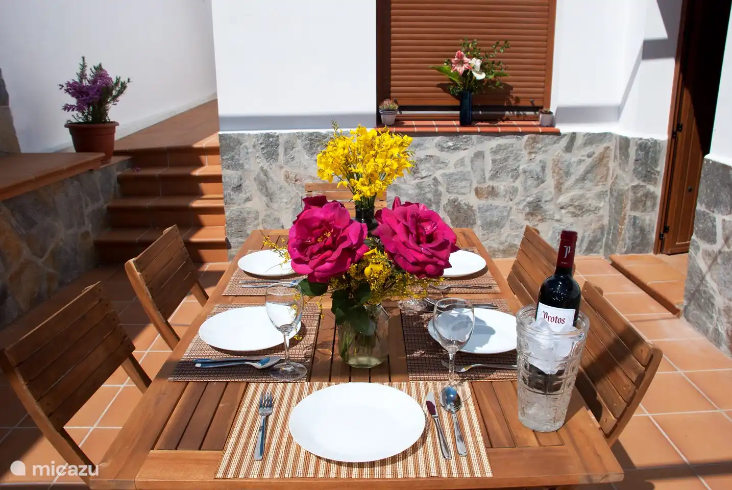 Essen im Freien mit zusätzlichen Tischen für größere Gruppen!