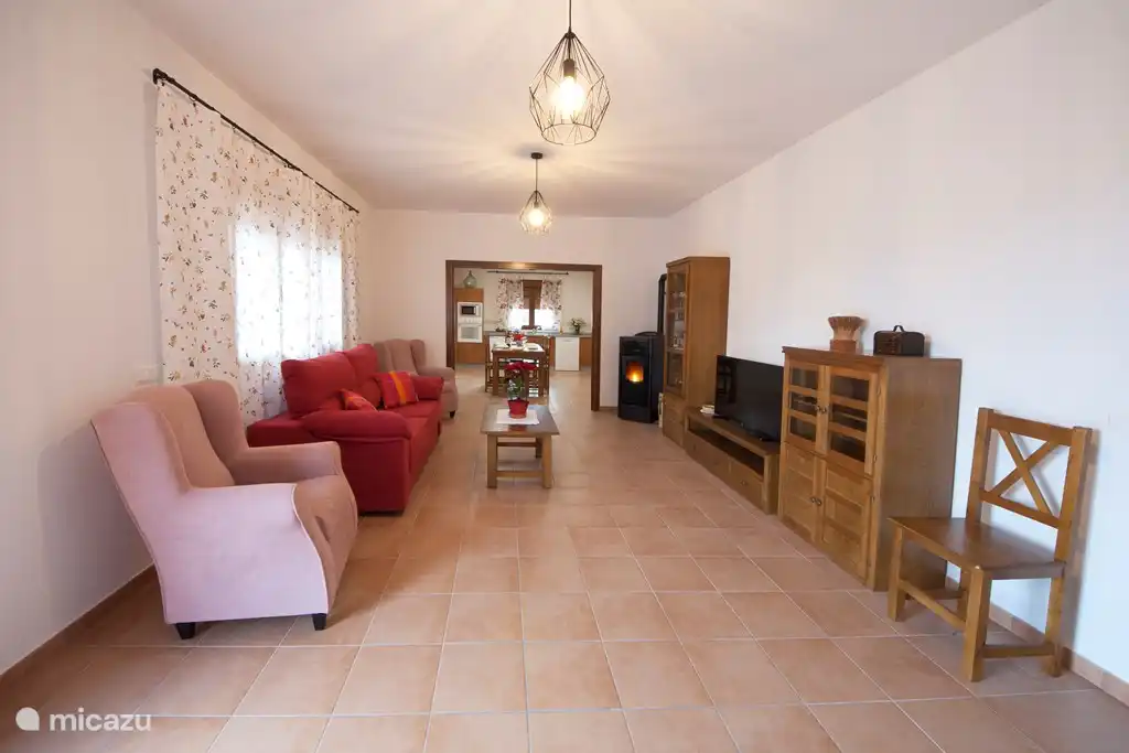 Geräumiges Wohnzimmer mit allen modernen Annehmlichkeiten.