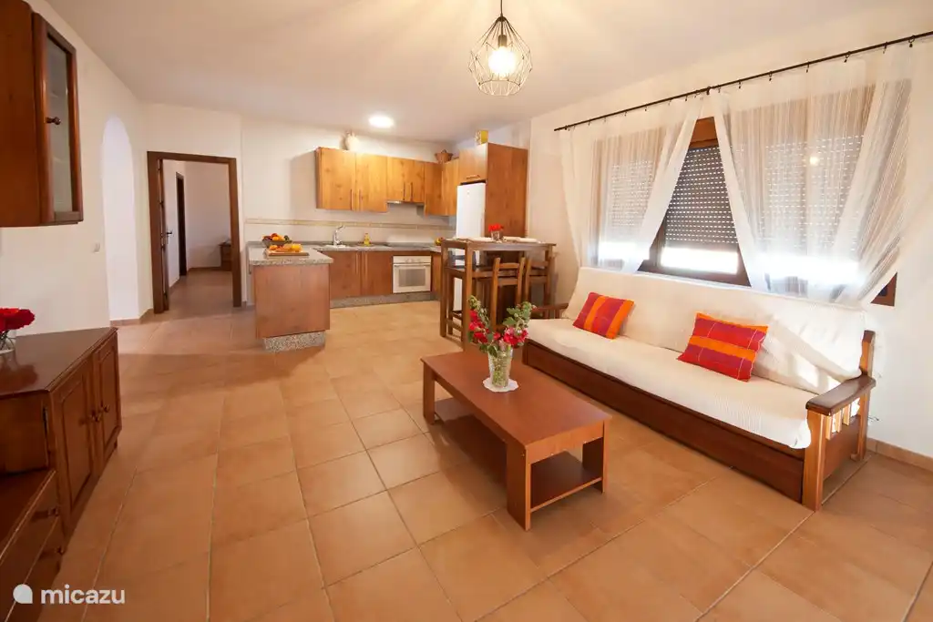 Zweites schönes Wohnzimmer mit eigener offener Küche.