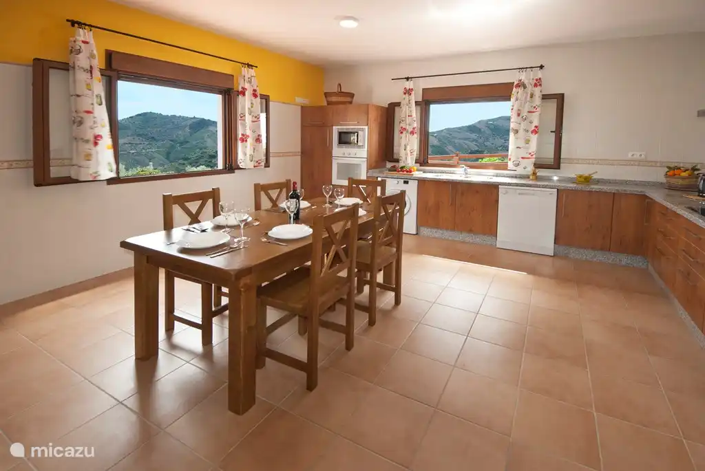 Eine der 3 Küchen. Dies ist eine Eckküche mit herrlicher Aussicht!