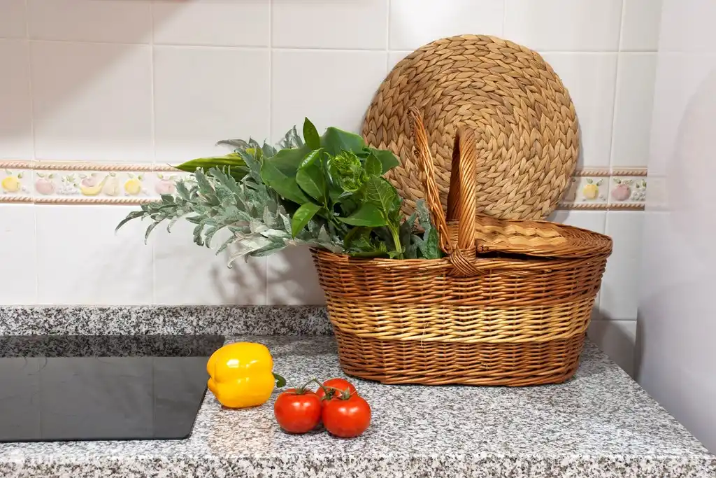 Vorbereitung für das Mittagessen mit Zutaten aus dem Garten!