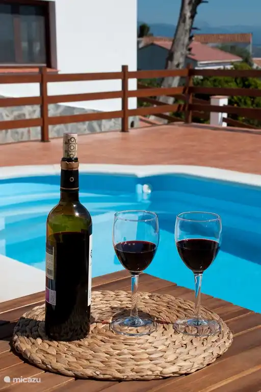 Genießen Sie ein Glas Wein in einer atemberaubenden Umgebung!