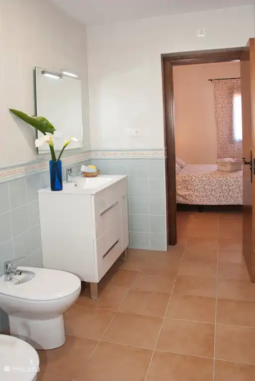 2 der Badezimmer verfügen über ein eigenes Bad.