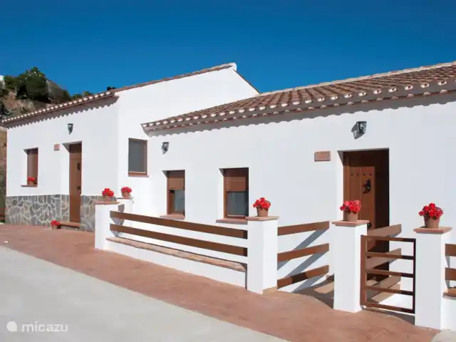 Villa la Noria | Espagne, Costa del Sol, Comares - villa Entrées à 2 des appartements à côté de l'autre.