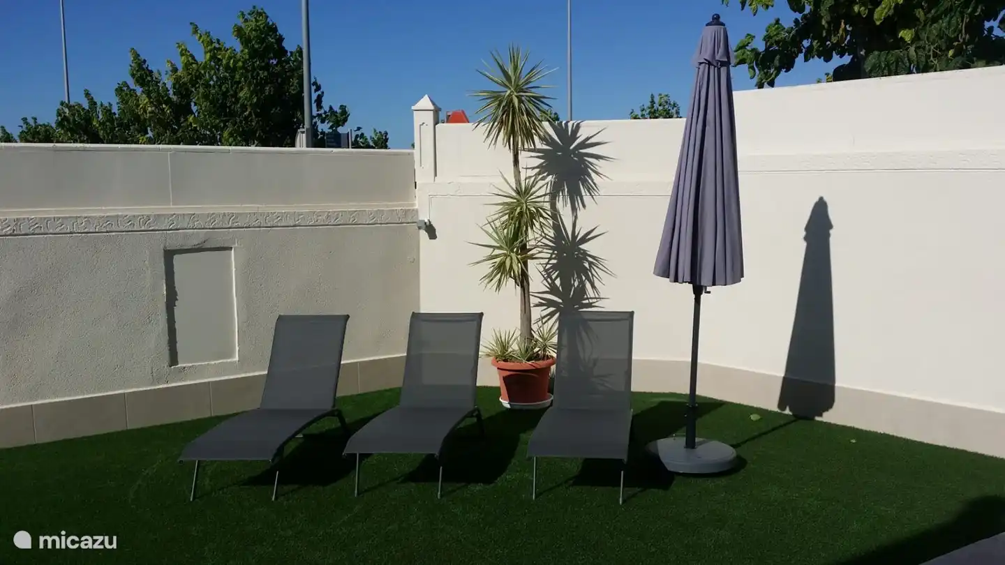 08-2020 Chaises longues et parasol