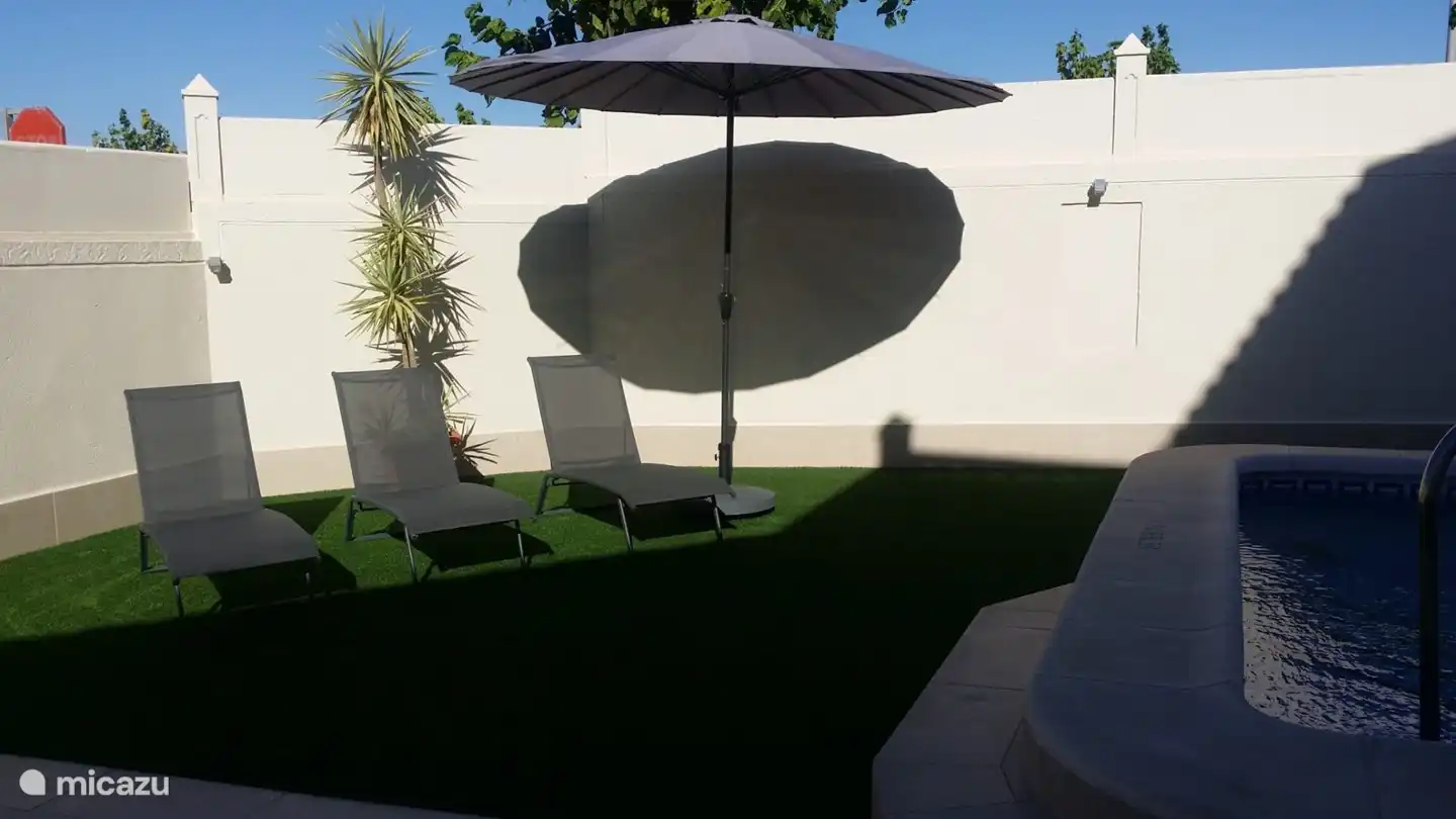 08-2020 Chaises longues et parasol