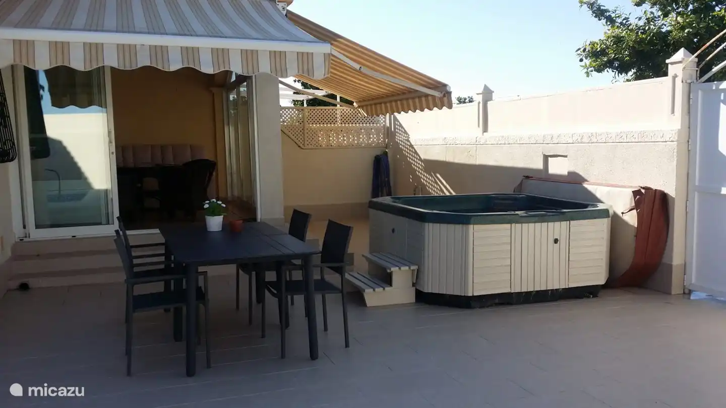 08-2020 Véranda - coin salon à la piscine - jacuzzi