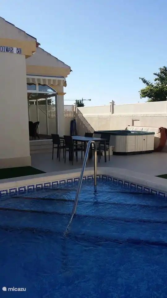 08-2020 Piscine - coin salon - véranda - jacuzzi