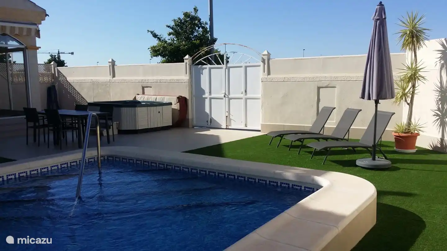 08-2020 Coin salon à la piscine