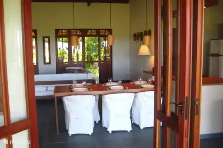 Vakantiehuis Brazilië, Bahia, Cachoeira de Itanhi Jandaira villa Casa Merlina Woon/eetkamer vanuit de veranda
