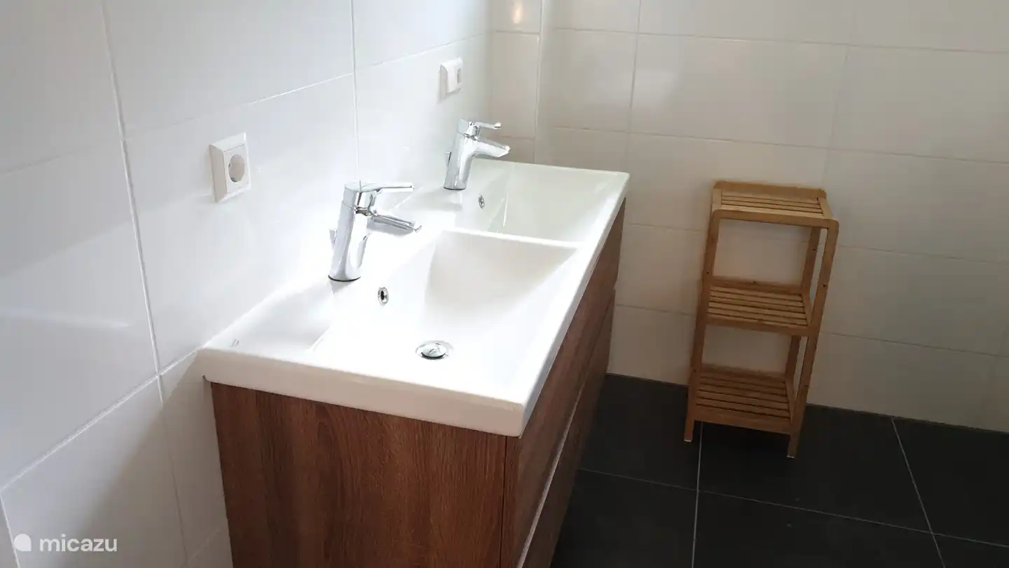 Badkamer I. Vakantiehuis Salland Huys, Heeten, Nederland.