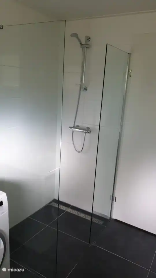 Badkamer I. Vakantiehuis Salland Huys, Heeten, Nederland.