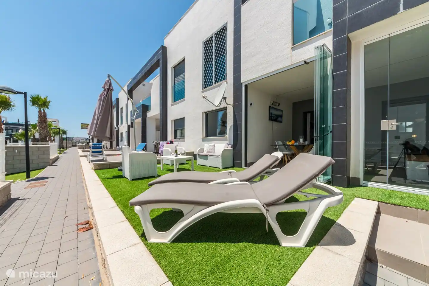 Terrasse extérieure avec transats