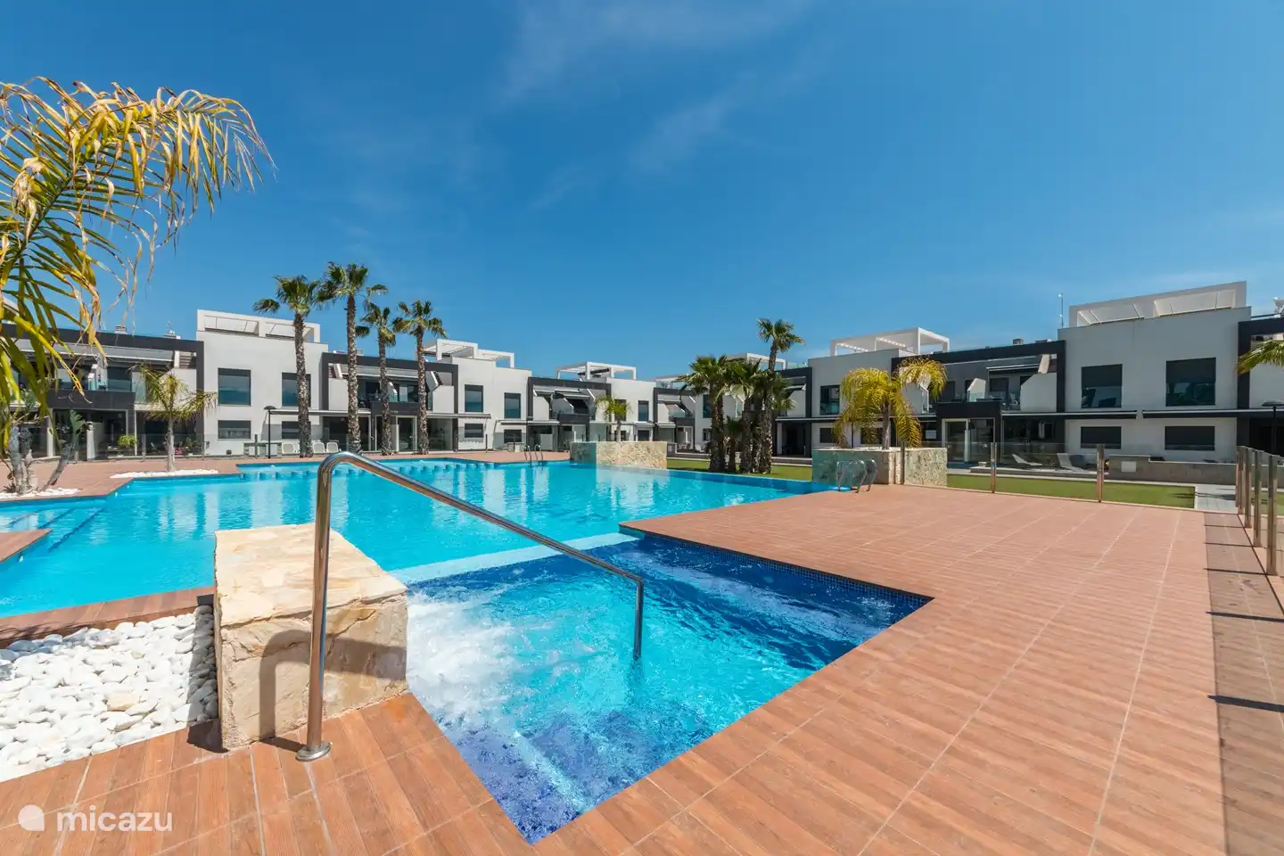 Vue sur la piscine et l’appartement