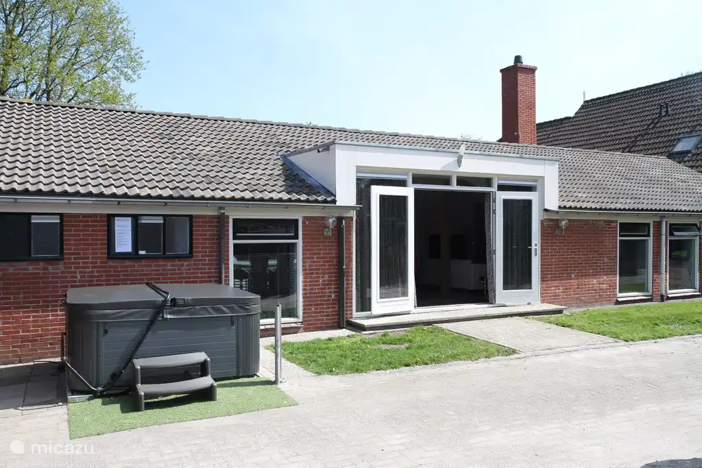 Französisch Türen vom Wohnzimmer zur Terrasse und zum Whirlpool