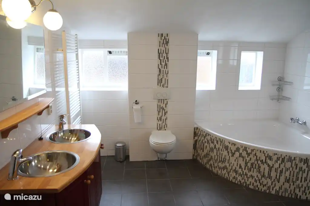 Badezimmer mit Badewanne, Dusche und Waschbecken