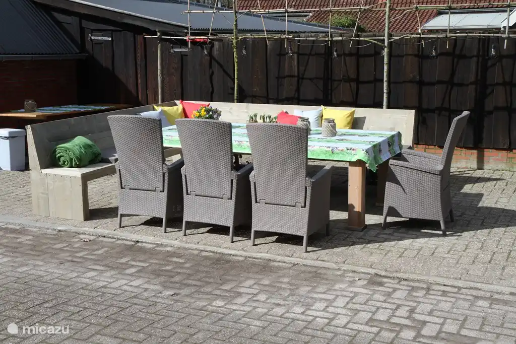 Terrasse mit Tisch und Stühlen